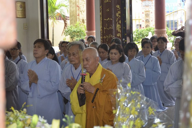 The Founder 's death anniversary at Quang Duc Pagoda and freeing creatures in Can Tho Province