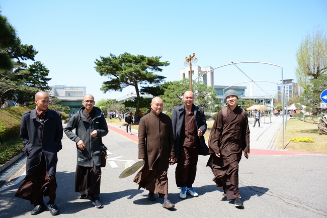 VISITING DONGGUK UNIVERSITY AND PREACHING DHARMA IN NONSAN.
