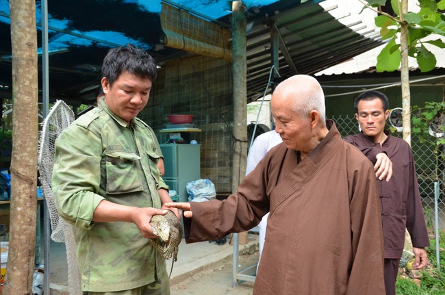 Transferring a varan to the ranch of wild animals