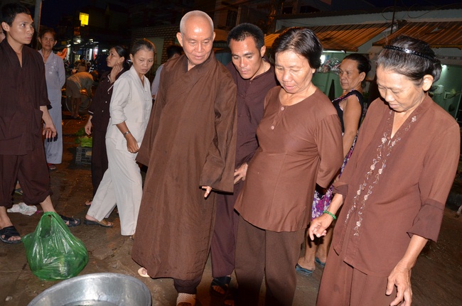 Transferring a varan to the ranch of wild animals