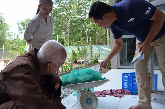 Transferring a varan to the ranch of wild animals