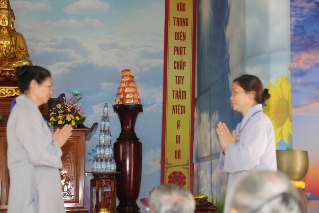 The first day of seven days retreat “Learning  the Buddha’s conduct”