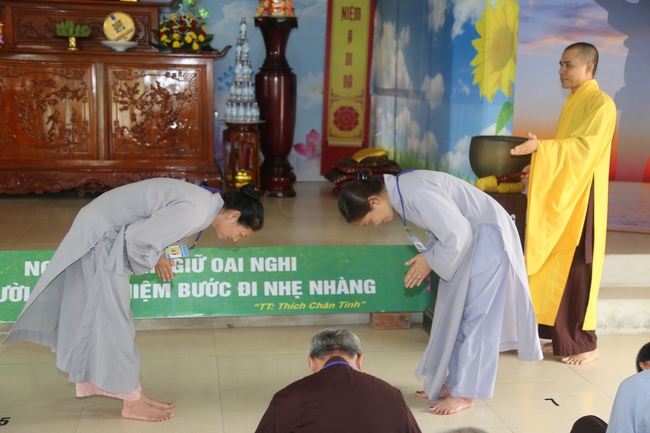The first day of seven days retreat “Learning  the Buddha’s conduct”