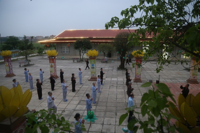 The first day of seven days retreat “Learning  the Buddha’s conduct”