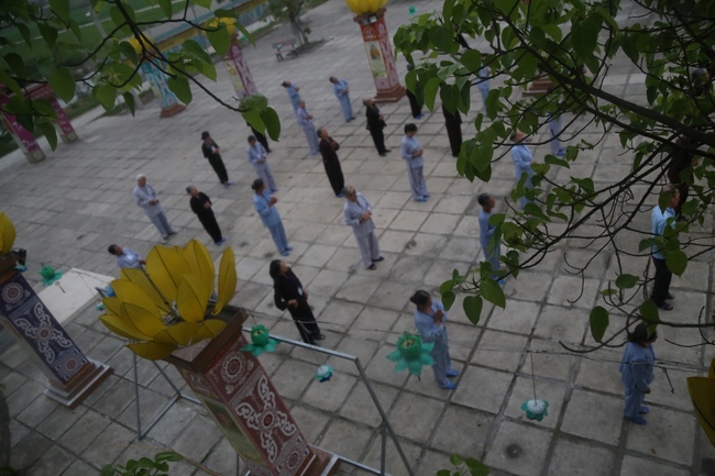 The first day of seven days retreat “Learning  the Buddha’s conduct”