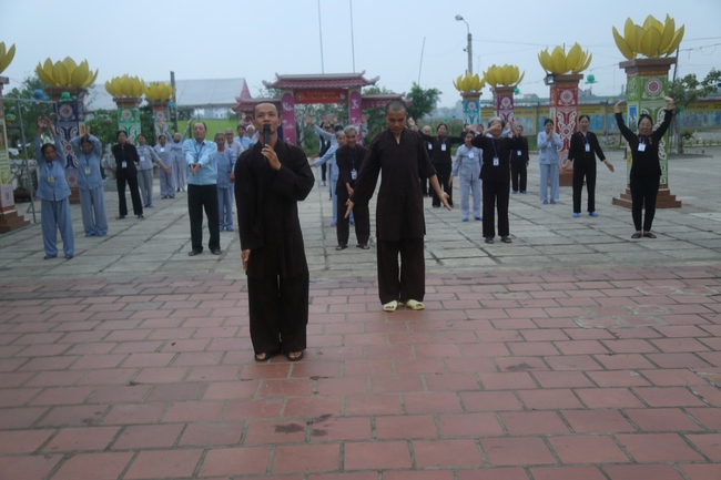 The first day of seven days retreat “Learning  the Buddha’s conduct”