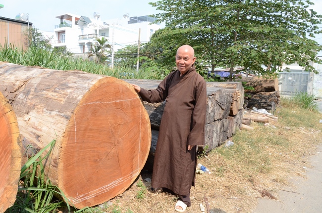 “Offering for the Buddha‘s statue sculpture”