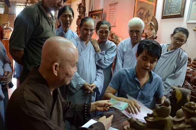 “Offering for the Buddha‘s statue sculpture”
