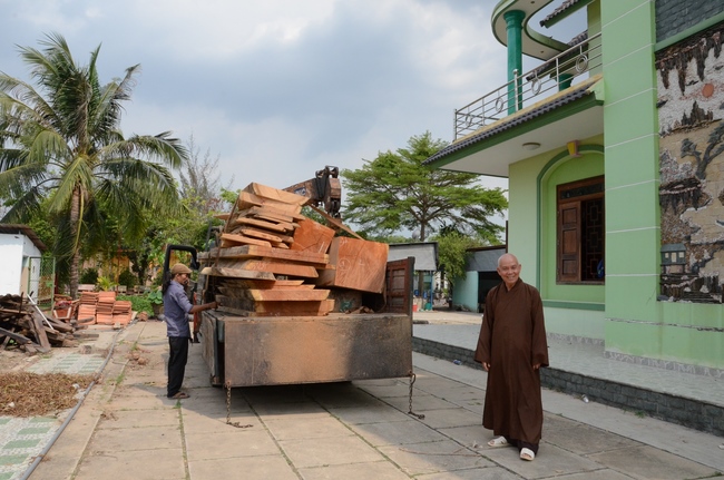 “Offering for the Buddha‘s statue sculpture”