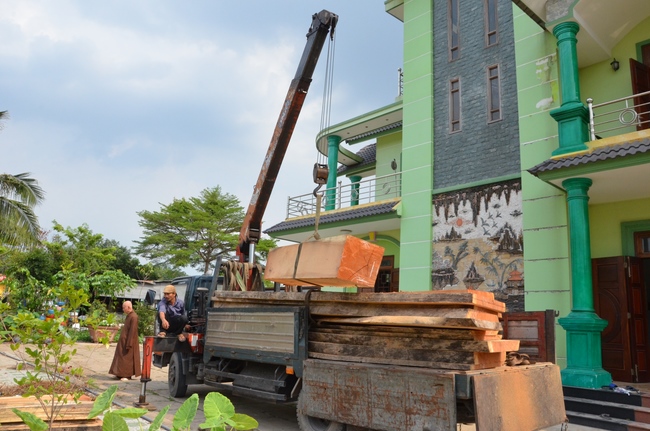 “Offering for the Buddha‘s statue sculpture”