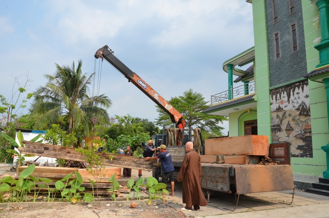 “Offering for the Buddha‘s statue sculpture”