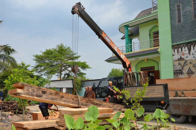 “Offering for the Buddha‘s statue sculpture”