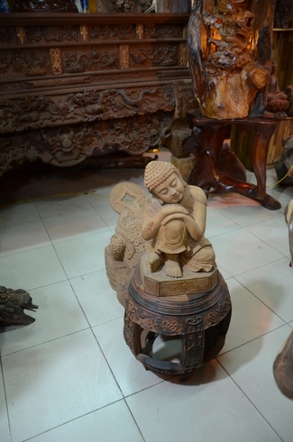 “Offering for the Buddha‘s statue sculpture”