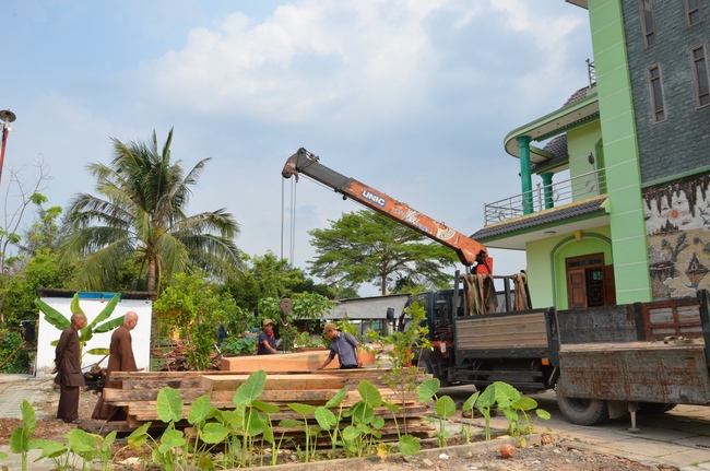 “Offering for the Buddha‘s statue sculpture”