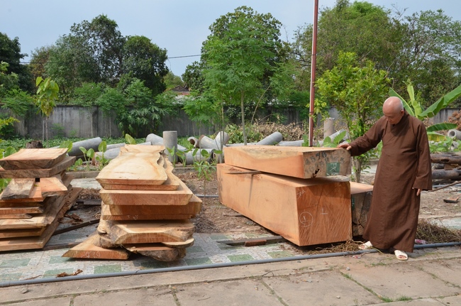 “Offering for the Buddha‘s statue sculpture”