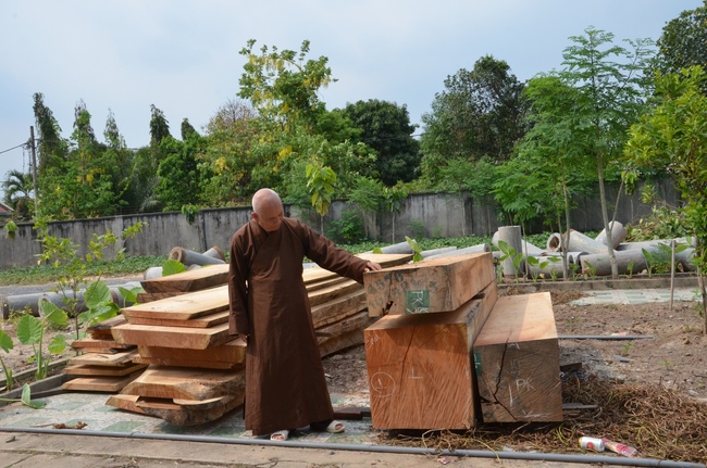 “Offering for the Buddha‘s statue sculpture”
