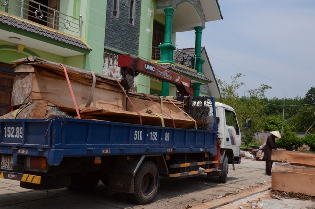 “Offering for the Buddha‘s statue sculpture”