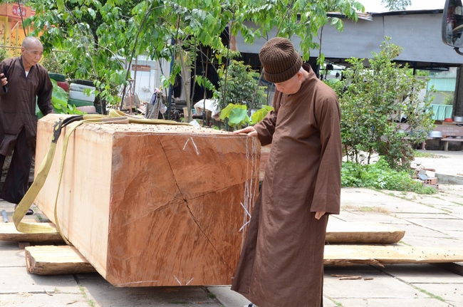 “Offering for the Buddha‘s statue sculpture”