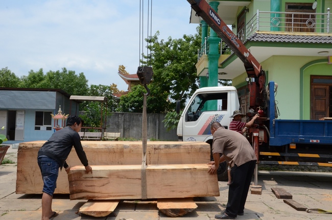 “Offering for the Buddha‘s statue sculpture”