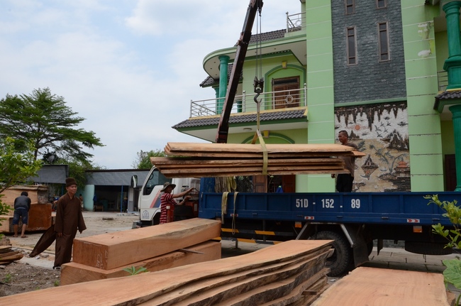 “Offering for the Buddha‘s statue sculpture”