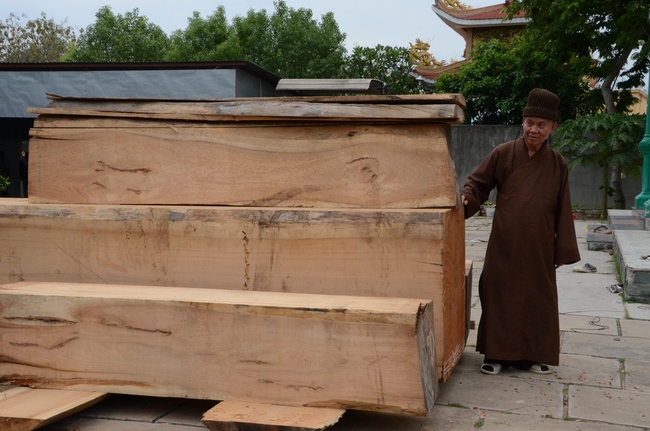 “Offering for the Buddha‘s statue sculpture”