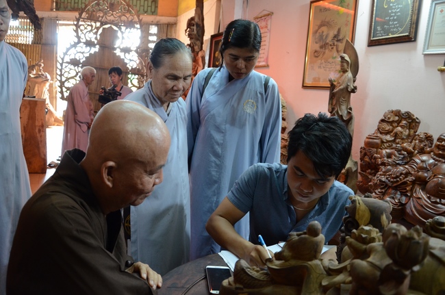 “Offering for the Buddha‘s statue sculpture”