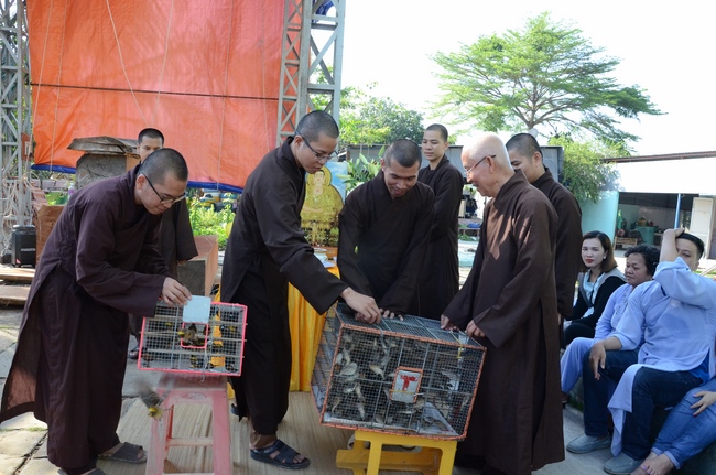 “Offering for the Buddha‘s statue sculpture”