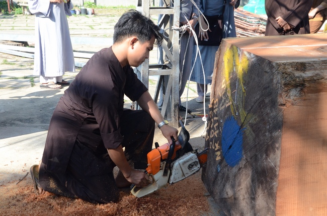 “Offering for the Buddha‘s statue sculpture”