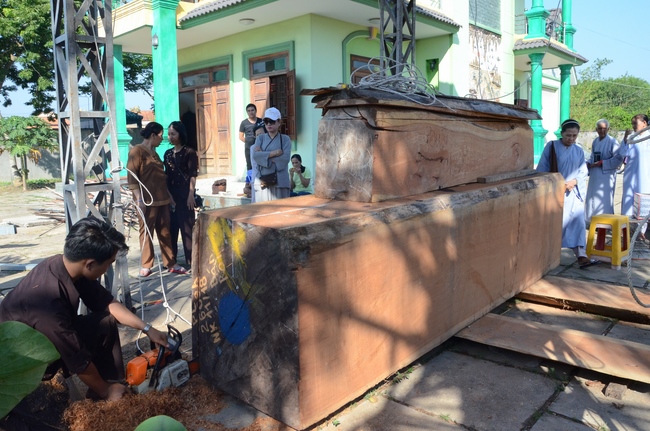 “Offering for the Buddha‘s statue sculpture”