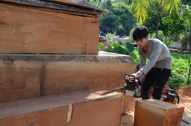 “Offering for the Buddha‘s statue sculpture”