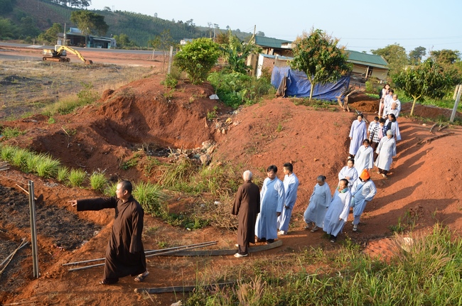 “Offering for the Buddha‘s statue sculpture”