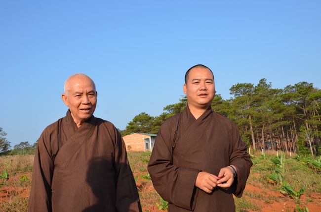“Offering for the Buddha‘s statue sculpture”