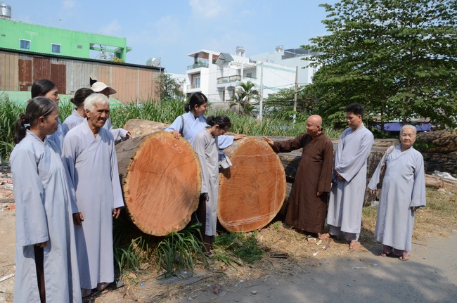 “Offering for the Buddha‘s statue sculpture”