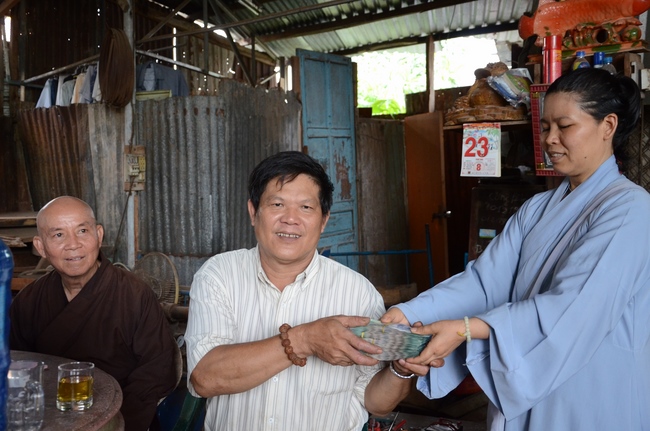 “Offering for the Buddha‘s statue sculpture”
