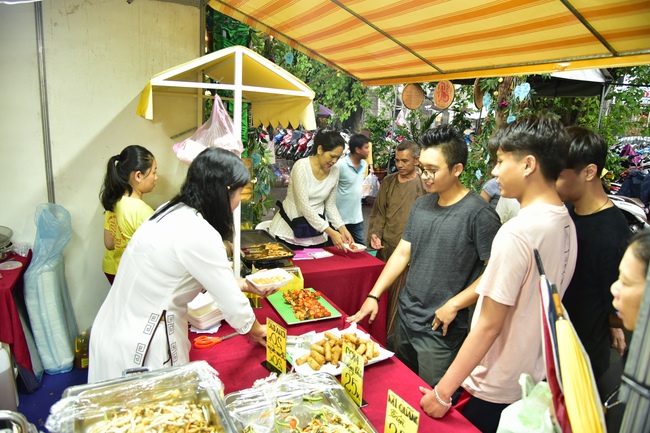 Buddhist Culture - Cuisine Fair At Pho Quang Temple