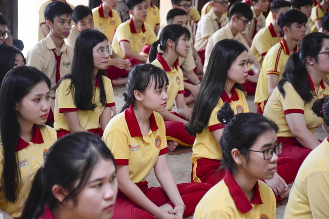 Thanh Nhan’s High-school-student prayed before the final exam