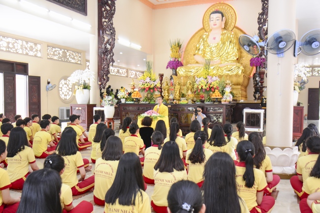 Thanh Nhan’s High-school-student prayed before the final exam