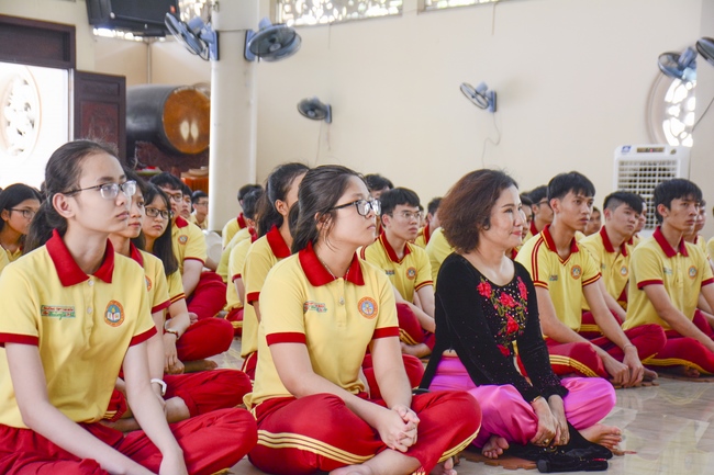 Thanh Nhan’s High-school-student prayed before the final exam