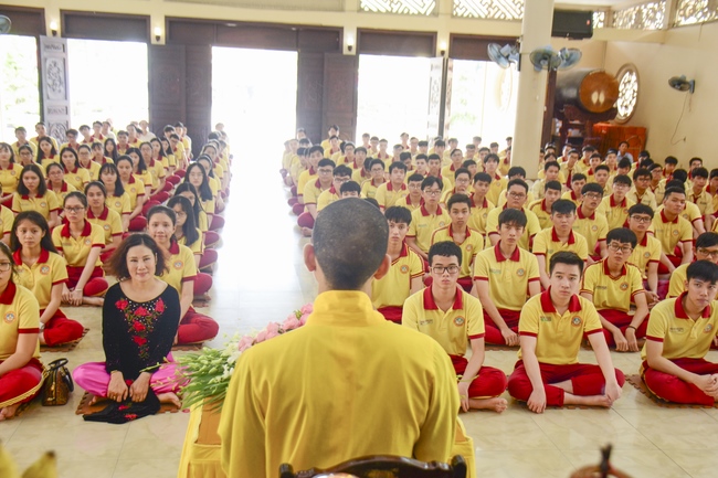Thanh Nhan’s High-school-student prayed before the final exam