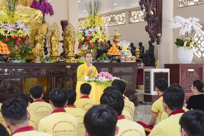 Thanh Nhan’s High-school-student prayed before the final exam