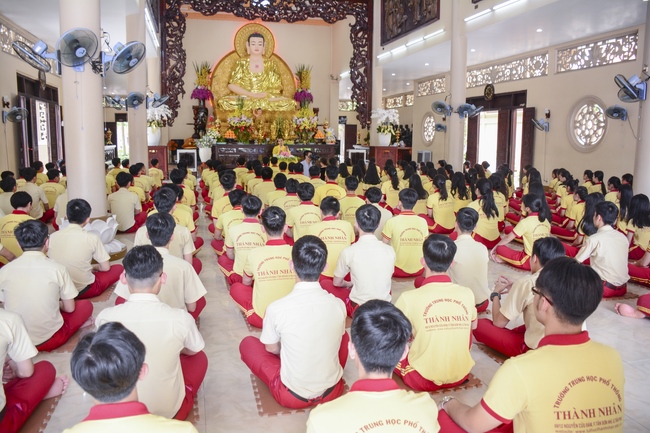 Thanh Nhan’s High-school-student prayed before the final exam