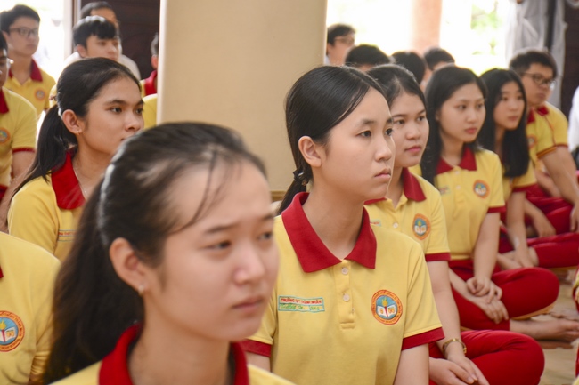 Thanh Nhan’s High-school-student prayed before the final exam