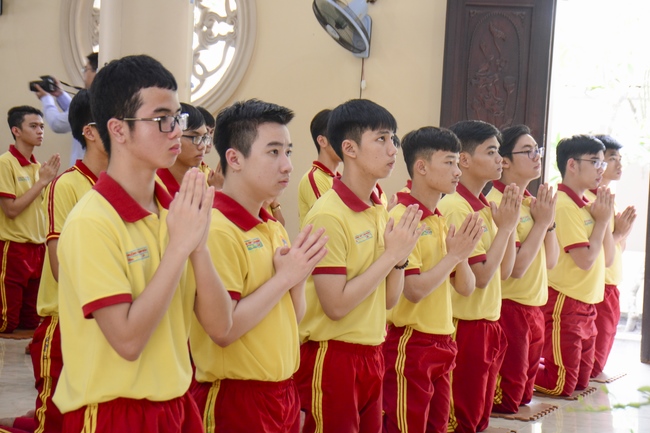 Thanh Nhan’s High-school-student prayed before the final exam