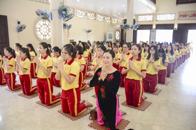 Thanh Nhan’s High-school-student prayed before the final exam
