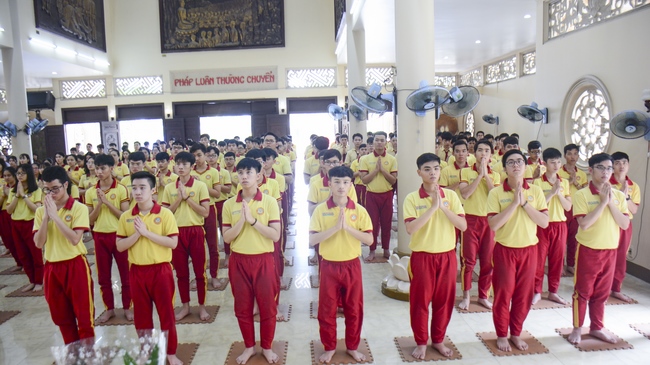 Thanh Nhan’s High-school-student prayed before the final exam