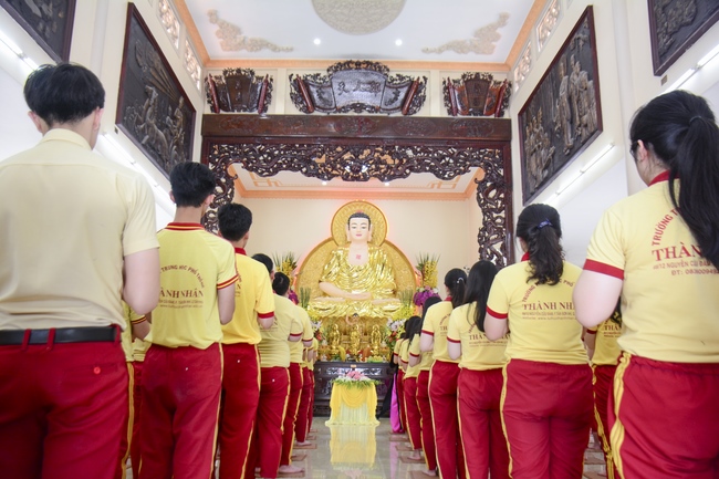Thanh Nhan’s High-school-student prayed before the final exam