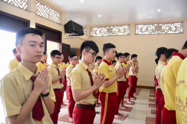 Thanh Nhan’s High-school-student prayed before the final exam