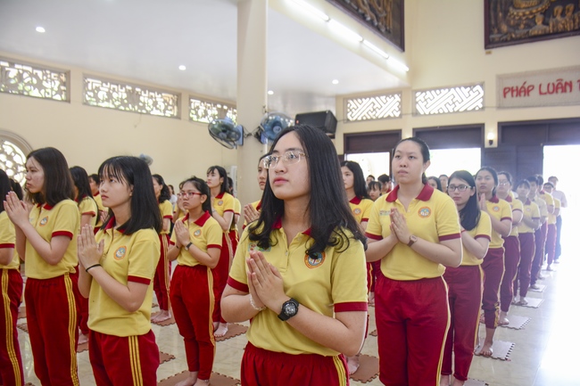 Thanh Nhan’s High-school-student prayed before the final exam