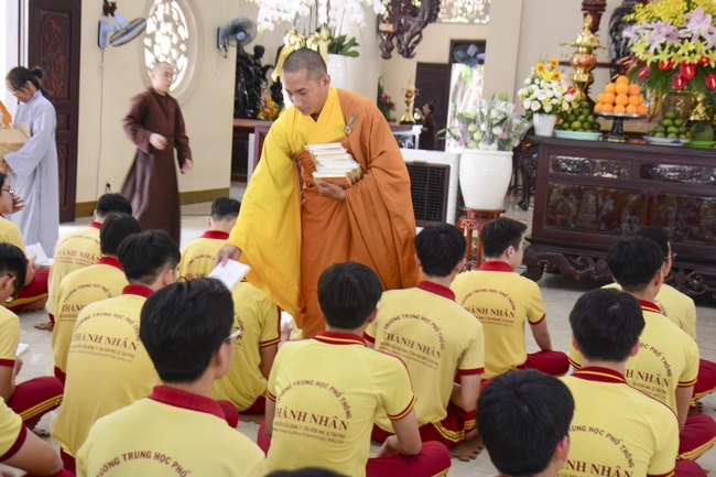 Thanh Nhan’s High-school-student prayed before the final exam