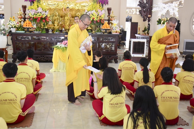 Thanh Nhan’s High-school-student prayed before the final exam